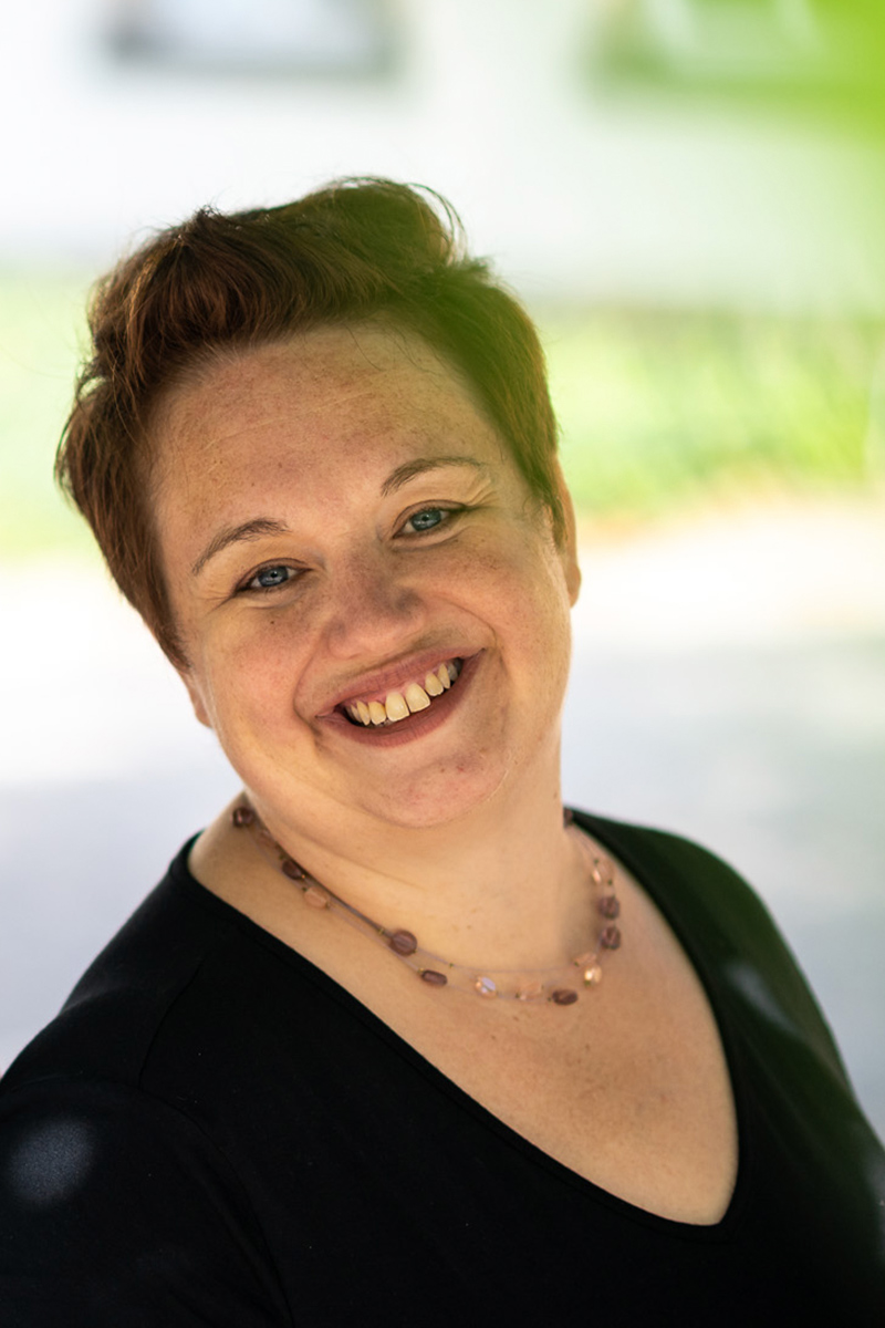Svenja-Hoffmann-Inklusion_schreibt_man_bunt Profilbild Svenja Hoffmann, draußen
